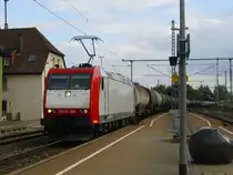 185 CL 005 zieht am 27. Juli 2010 einen Kesselwagenzug �ber Gleis 2 durch Kronach.