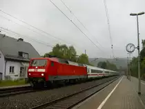 120 120-1 zieht am 25. September 2010 einen ICE-Ersatzzug durch Ludwigsstadt.