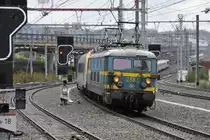Nasses Wetter in L�ttich bedeutet meistens, dass die langen IC A-Z�ge Eupen - Oostende im Bhf Li�ge-Guillemins die Steigung nach Ans hinauf  angeschoben werden m�ssen. So auch am 14. November, als SNCB-Altbaulok 2382 diesen Schubdienst verrichtete.