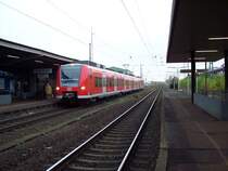 ET 425 bei  der einfahrt in MA K�fertal hier halten in der Woche nur 2 z�ge pro tag!!!und am Wochenende f�hrt keiner!!!


