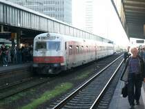 Steuerwagen im alten S-Bahn Lack am 27.10. um 16.16 mit S1 nach D�sseldorf in Essen. 
