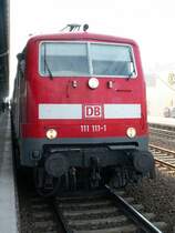 Die Einser Lok 111 111-1 am 30.10.05 mit RE 29720 nach M�nster in Solingen-Ohligs.