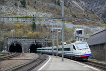 Nach langer Dunkelheit endlich am Tageslicht -

Ein Cisalpino am Nordportal des Gotthardtunnels. Rechts im Hintergrund die Zahnrad-Strecke Göschenen - Andermatt. 

02.11.2005 (M)