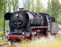 BR 44 1486 beim Dampflokfest Sta�furt bei einer kleinen Ausfahrt mit F�hrerstandsg�sten. Juni 2004
