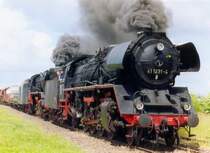BR 41 1231 und BR 44 1486 vor einem Fotog�terzug beim Dampflokfest Sta�furt. Juni 2006