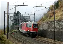 Ein lange Vorbeifahrt an Wassen steht bevor -

Re 420 in Richtung Erstfeld auf der oberen Streckenebene bei Wassen kurz vor der Einfahrt in die Obere Entschigtal-Galerie. 

01.11.2005 (M)
