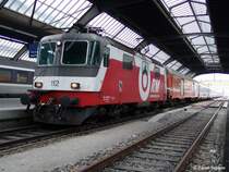 Re 436 112 am 16.10.05 mit einem Sonderzug in Z�rich HB