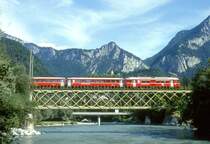 RhB VORORTPENDELZUG 831 von K�blis nach Thusis am 02.09.1997 auf Rheinbr�cke Reichenau mit Steuerwagen ABt 1713 - B 2415 - B 2414 - Triebwagen Be 4/4 512). Hinweis: Mittelwagen noch in alter Ausf�hrung.
