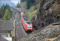 Auf der oberen Wassen-Ebene -

Ein Güterzug kommt vom Gotthard auf der oberen Streckenebene bei Wassen und wird sogleich in den kurzen Meienstein-Tunnel einfahren. 

01.11.2005 (M)