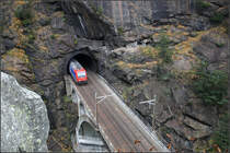 Vom Tunnel auf die Brücke -

Ein Güterzug befährt den Leggistein-Kehrtunnel bergwärts. Die Lokomotive hat soeben die Obere Meienreussbrücke erreicht. 

01.11.2005 (M)