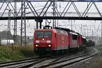mit einer gut gemischten Garnitur schl�ngelt sich 145 055 am 28.09.2010 aus dem Bf Stralsund nach Mukran, mit dabei 155 109 und 298 318
