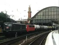 140 857-4 und 140 804-6 mit G�terzug auf Bremen Hauptbahnhof am 16-9-2000. Bild und scan: Date Jan de Vries.