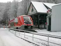 Dieser VT 641 der Oberwei�bacher Berg- und Schwarzatalbahn,pendelt zwischen Rottenbach und Katzh�tte.Hier in Obstfelderschmiede,umsteigepunkt zur Bergbahn.Aufgenommen am 27.11.2010