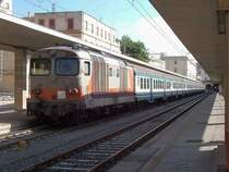 Diesellok D 445.1119 in alter Lackierung mit Personenzug am 22.10.2005 in Cagliari, loksbespannte Z�ge fahren nur im S�dteil der Insel, im d�nnbesiedelten Norden nur Triebwagen. Von Cagliari aus werden jetzt einige Kilometer elektrifizier. 