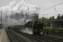 01 2066 mit einem Sonderzug am 17.10.2010 am Heimeranplatz in M�nchen.