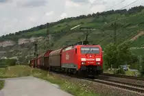 189 059 mit einem gemischten G�terzug am 04.08.2010 bei Th�ngersheim im Maintal.