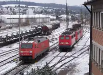 152 037 und 139 562 warten am 26.11.2010 in der N�he des BW Ulm auf neue Aufgaben. Im Hintergrund stehen 151 087 und 152 146.