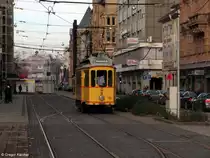 28.11.2010: Der historische Triebwagen 95 (Baujahr 1930) f�hrt in den seit diesem Jahr eingleisigen Wendebogen ein und biegt in die Kaiserstra�e ab. Aufgenommen am Europaplatz.
