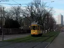 28.11.2010: TW 95 auf dem Weg zum Hauptbahnhof. Hier in der Ettlinger Stra�e zwischen den Stationen Augartenstra�e und Poststra�e. Das Hochhaus im Hintergrund ist das Landratsamt Karlsruhe. Das Bild habe ich von einem Fu�g�nger�bergang gemacht.