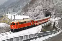 2043 005 mit Schlieren bei der Abschiedfahrt auf der Donauuferbahn von Linz nach Spitz. 
Sarmingstein 27.11.2010