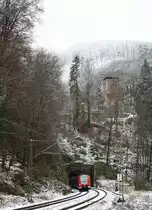 425 738-2 f�hrt als S1 Richtung Osterburken aus dem Hinterburgtunnel bei Neckarsteinach aus. 26.11.10