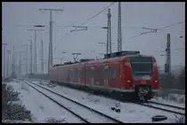 425 xxx verl�sst auf der RB33 Duisburg Hbf im Schneetreiben. Nach dem Fahrplanwechsel sollen laut DSO 10er mit n-Wagen auf der Linie und der RB35 unterwegs sein, Bild aufgenommen am 29.11.2010