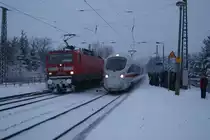 Defekte 143 185-7 des RB 16322 Richtung Eisenach steht auf Bahnsteig 2 im Bhf Lei�ling w�hrend ein ICE am Bahnsteig 1 ( entgegengesetzte Richtung ,da durch die defekte 143 die Strecke Wei�enfels-Naumburg nur eingleisig befahren werden kann)an den wartenden Passagiere des RB vorbeif�hrt.Passagiere des RB wurden gebeten,trotz starkem Schneefall, auf dem Gegengleis auf den Ersatzzug zu warten.29.11.2010  