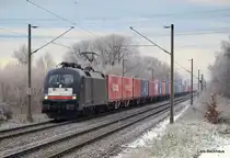 ES 64 U2-028 der TX Logistik hat am 28.11.10 einen langen Containerzug am Haken und bringt diesen nun durch Hamburg-Moorburg Richtung S�den.