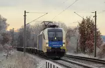 Mit einem leeren Kistenzug kommt ES 64 U2-064 der WLC Hafeneinw�rts gefahren und bringt diesen bis Hamburg-Waltershof. Man beachte die Lichtblitze am Pantografen. Aufgenommen am 28.11.10 in Hamburg-Moorburg.