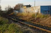 Nicht mehr genutztes Anschlussgleis der Chemischen Fabrik Wilhelm Reiners und dem Schlafhorst-Lager in Rheindahlen. Vor MORA-C war ein weiterer Anschluss an einen Betrieb auf der anderen Stra�enseite angedacht, wurde aber nie angeschlossen. Nun m�ssen Tanklastwagen die Lieferung von Rohstoffen �bernehmen. Foto vom 21.11.2010