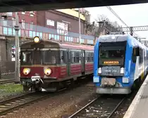 SA136-008 wartet in Stettin auf Abfahrt nach Kolberg, w�hrend N57-119rb   in den Bahnhof stettin Hbf. einf�hrt. 
27.11.2010