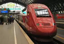 Thalys 4321 Paris Nord - K�ln Hbf f�hrt ein in das K�lner Hauptbahnhof am 28.09 2010.