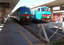 Zwei Nahverkehrs-Wendez�ge am 22.10.2005 im Bahnhof Cagliari.