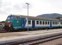 Nahverkehrs-Steuerwagen am 18.10.2005 im Bahnhof Macomer.