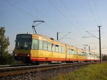 Ein Stadtbahn-Zug auf der Linie 1 von Bad Herrenalb nach Hochstetten kommt am sp�ten Nachmittag des 27.10.2005 mit hoher Geschwindigkeit aus Richtung Ettlingen und erreicht in K�rze den Karlsruher Stadtteil R�ppur.