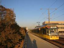 Niederflur-Stra�enbahnwagen 310, eingesetzt auf der Linie 1 nach Oberreut, h�lt am sp�ten Nachmittag des 28.10.2005 an der Haltestelle Bannwaldallee, die sich mitten auf der langen Stra�enbahnbr�cke �ber der G�nther-Klotz-Anlage und dem Gewerbegebiet an der Bannwaldallee liegt. 