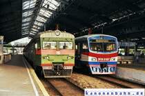 In den Abendstunden des 03.08.2005 stehen im Bahnhof Kaliningrad Jushnii (K�nigsberg Hbf) die elektrischen Triebz�ge ET2M-071 und ER2K-91807 zur Abfahrt bereit. Der rechte Zug f�hrt nach Selenogradsk, dem fr�heren Ostseebad Cranz. 