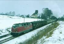 Auf der Schiefen Ebene mu�ten bei schadhaft werdenden Triebfahrzeugen oftmals gerade vorhandene Lokomotiven einspringen wie hier die schiebende V 200 im Winter 69