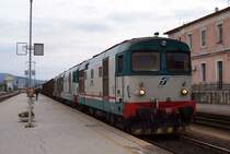 Drei Dieselloks Baureihe D 443, vorn D 443.1019, fahren mit G�terzug von Golfo Aranci kommend am 18.10.2005 durch den Bahnhof Olbia in Richtung S�den. Alle G�ter, die mit der Bahn bef�rdert werden und vom italienischen Festland kommen, werden mit Schiffen der Staatsbahn nach Golfo Aranci gebracht und von dort weiter bef�rdert.