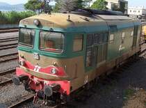 Diesellok D 443.2005 am 21.10.2005 in Golfo Aranci G�terbahnhof, rechts oben im Hintergrund Golfo Aranci Personenbahnhof.