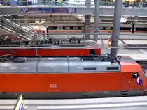 Am 03.12.2010 eineinhalb Stunden vor Mitternacht in Berlin Hbf (tief). Der Wintereinbruch macht es m�glich, fast die gesamte Bandbreite der DB AG: ein gekoppelter ICE-T, der Rest des CNL nach Z�rich, ein RE und ein IC.