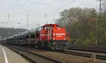 DE 76 der HGK mit Autotransportwagen bei der Durchfahrt durch K�ln West.. Aufgenommen am 20.11.2010.