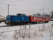 PRESS 346 025 schleppte am 03.Dezember 2010 in Bergen/R�gen einen DB-Aufenthaltswagen ab.