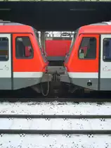 Hier die Kupplung zwischen zwei 628er die als RB38 nach D�sseldorf HBF in K�ln Messe/Deutz am 3.12. auf die Abfahrt warten. Im Hintergrund sieht man eine 143er mit ihrer S6 nach Essen HBF.