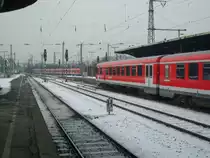 Hier zwei 628er die als RB38 nach D�sseldorf HBF in K�ln Messe/Deutz am 3.12. auf die Abfahrt warten. Im Hintergrund f�hrt schon eine S-Bahn aus.