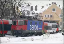 �BB und SBB teilen sich die elektrische Zugstraktion im sonst nur mit Dieseltraktion erreichbaren Lindau. 421 384-9 wartet im Abstellgleis auf die R�ckleistung nach Z�rich, (02.12.2010)