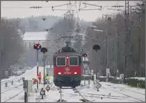 F�r die Fahrt aufs Abstellgleis begibt sich 421 384-9 kurzzeitig auf den Damm, der den Lindauer Hbf mit dem Festland verbindet. Dort befindet sich am M�nchner Gleis auch noch ein funktionsf�higes Klappscheibenvorsignal mit dem dazugeh�rigen Fl�gelsignal ganz im Hintergrund. (02.12.2010)