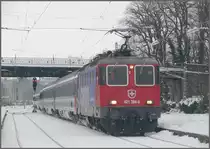 Noch erreicht der EC193 Z�rich - M�nchen die Insel im Bodensee, denn bereits hier endet der Fahrdraht wieder auf deutschem Gebiet. Mit 10 Minuten Versp�tung trifft 421 384-9 in Lindau Hbf ein. (02.12.2010)