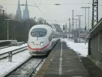Hier durchf�hrt gerade ein ICE3 am 3.12. den Bahnhof K�ln Messe/Deutz auf Gleis 4.