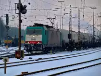 Cobra 186 233 (2841) am 02.12.2010 mit einem Kesselzug in Aachen West auf dem Weg nach K�ln Gremberg. Die beiden Class66 links im Bild (PB18 und PB01) warten mit leeren Autotransportz�gen auf Streckenfreigabe um �ber die Montzenroute nach Belgien zu fahren. 